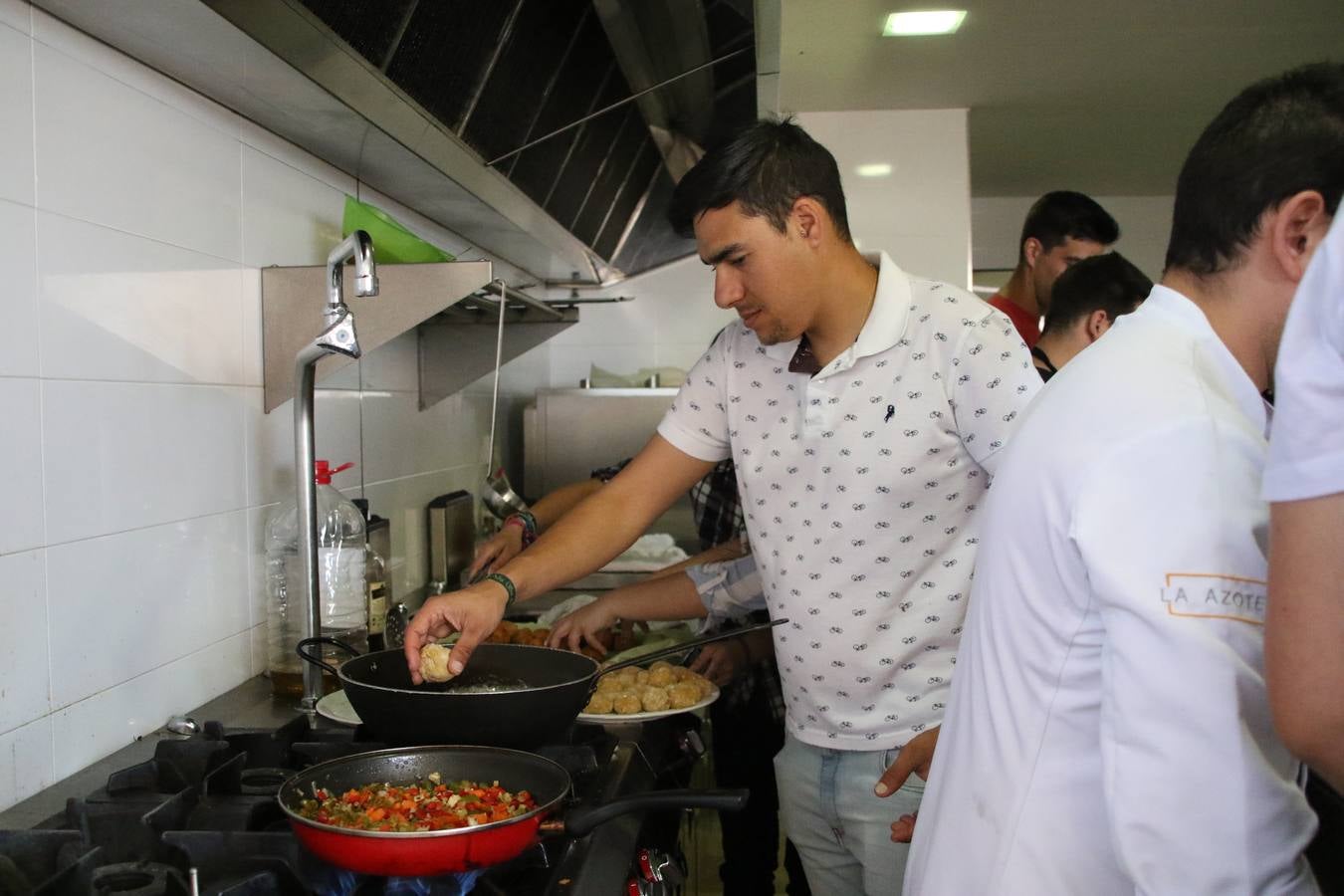El hotel 'Oasis' ha acogido, esta mañana, la clausura de la segunda edición del curso 'Ayudante de cocina', ofertado por la Cámara de Comercio. Mª Carmen Muñoz, técnica de la delegación en Jerez de la Cámara de Comercio, ha señalado que han sido 18 jóvenes, de entre 16 y 29 años, los que han participado en esta iniciativa que ha contado con la colaboración del hotel 'Oasis' y Seve García, cocinero.