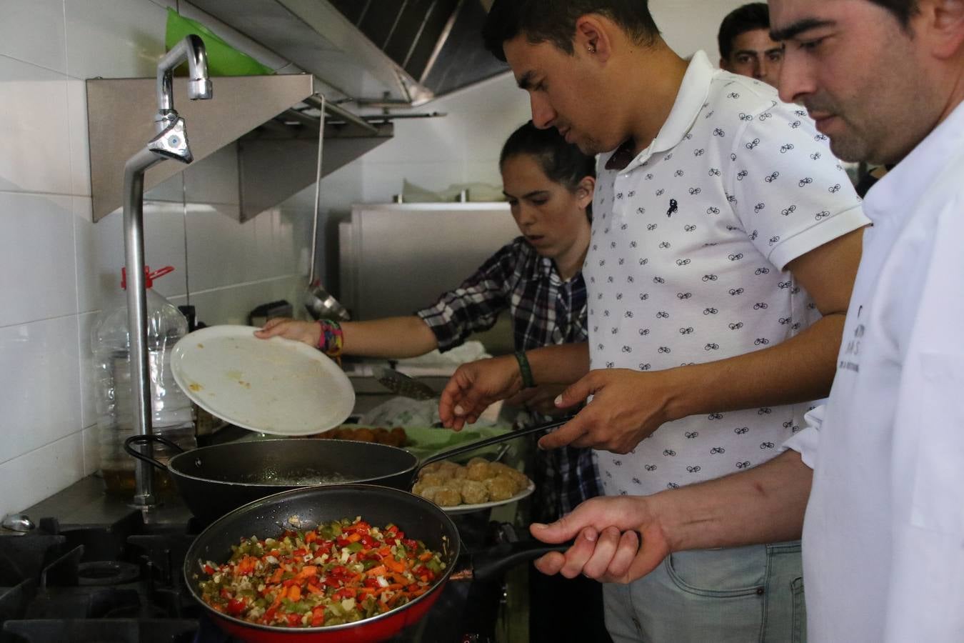 El hotel 'Oasis' ha acogido, esta mañana, la clausura de la segunda edición del curso 'Ayudante de cocina', ofertado por la Cámara de Comercio. Mª Carmen Muñoz, técnica de la delegación en Jerez de la Cámara de Comercio, ha señalado que han sido 18 jóvenes, de entre 16 y 29 años, los que han participado en esta iniciativa que ha contado con la colaboración del hotel 'Oasis' y Seve García, cocinero.