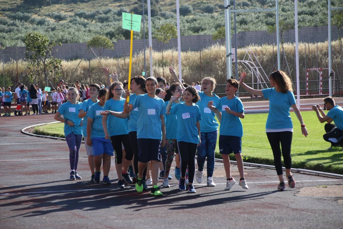 La Ciudad Deportiva 'Manuel Calzado' ha acogido, esta mañana, la celebración de la IV Convivencia Deportiva de Primaria, organizada por el Centro de Profesores y Recursos de esta ciudad con el apoyo del Ayuntamiento de Jerez, la Junta de Extremadura, la Diputación de Badajoz y la Fundación 'Alfonso Gallardo'. Más de 750 escolares de 15 colegios han disfrutado de esta experiencia deportiva con pruebas de atletismo, lanzamiento de peso, salto de altura, salto de longitud y lanzamiento de jabalina.