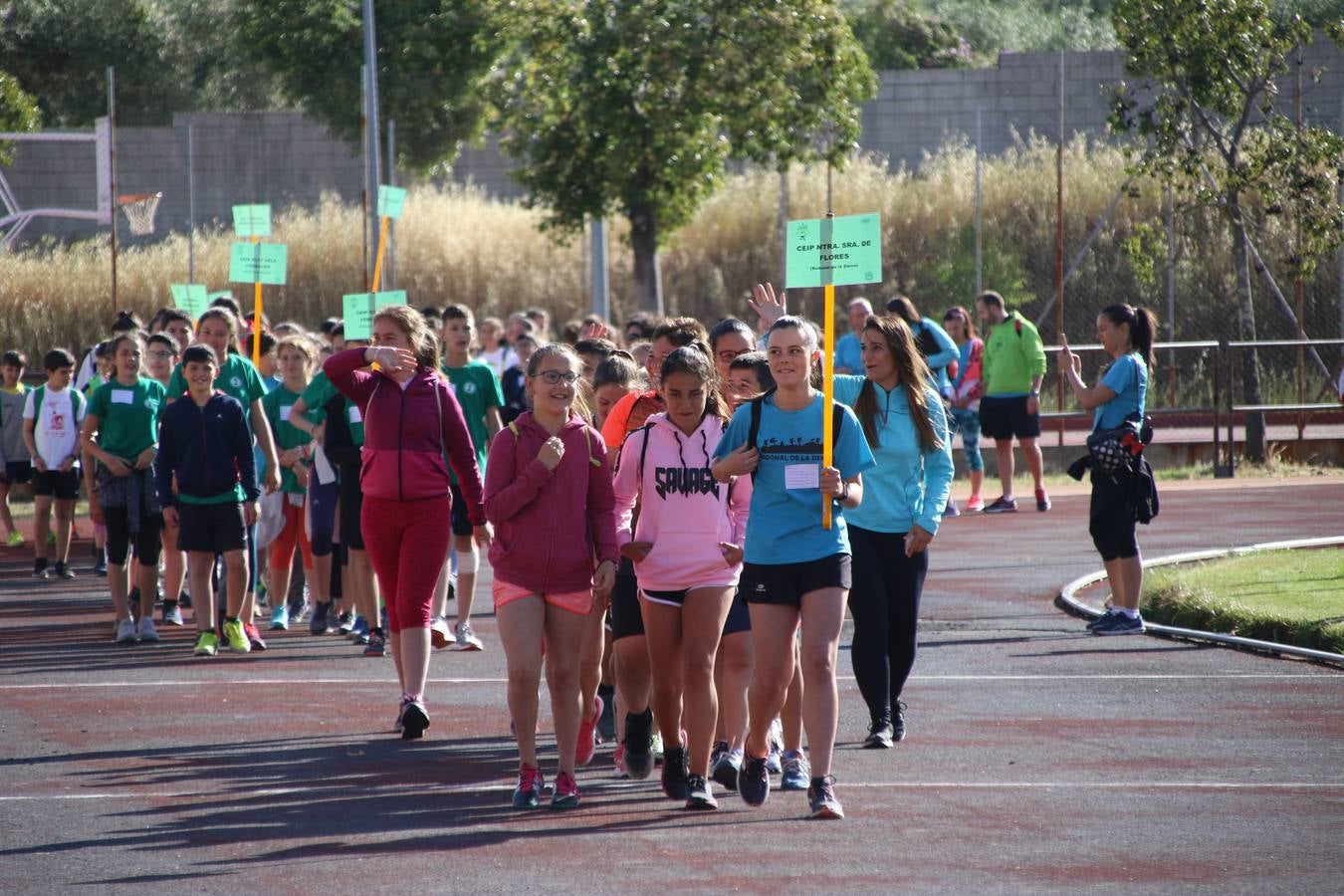 La Ciudad Deportiva 'Manuel Calzado' ha acogido, esta mañana, la celebración de la IV Convivencia Deportiva de Primaria, organizada por el Centro de Profesores y Recursos de esta ciudad con el apoyo del Ayuntamiento de Jerez, la Junta de Extremadura, la Diputación de Badajoz y la Fundación 'Alfonso Gallardo'. Más de 750 escolares de 15 colegios han disfrutado de esta experiencia deportiva con pruebas de atletismo, lanzamiento de peso, salto de altura, salto de longitud y lanzamiento de jabalina.