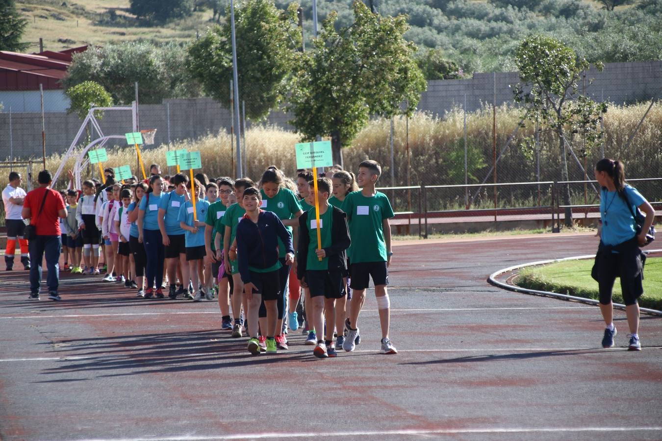 La Ciudad Deportiva 'Manuel Calzado' ha acogido, esta mañana, la celebración de la IV Convivencia Deportiva de Primaria, organizada por el Centro de Profesores y Recursos de esta ciudad con el apoyo del Ayuntamiento de Jerez, la Junta de Extremadura, la Diputación de Badajoz y la Fundación 'Alfonso Gallardo'. Más de 750 escolares de 15 colegios han disfrutado de esta experiencia deportiva con pruebas de atletismo, lanzamiento de peso, salto de altura, salto de longitud y lanzamiento de jabalina.
