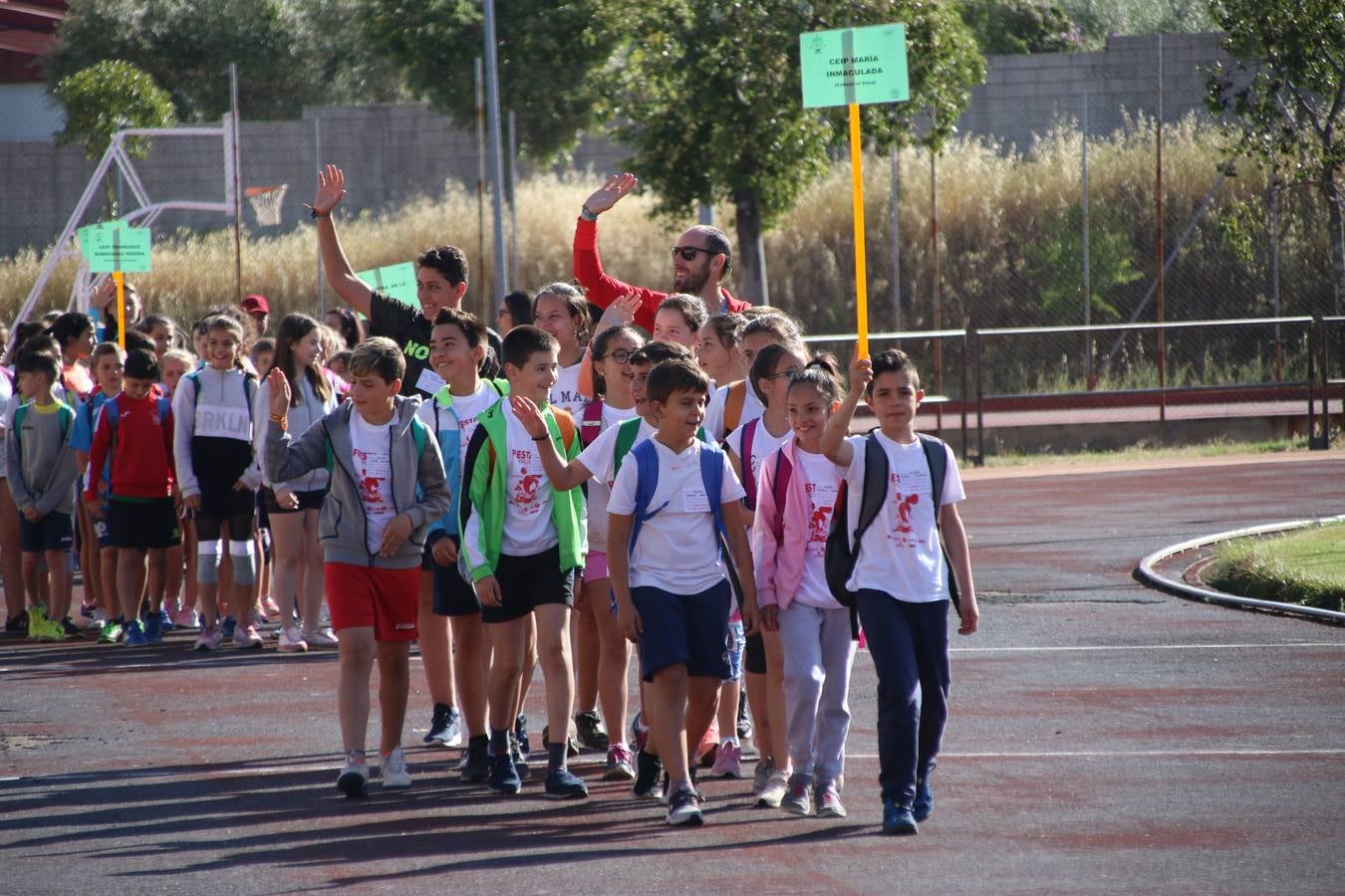 La Ciudad Deportiva 'Manuel Calzado' ha acogido, esta mañana, la celebración de la IV Convivencia Deportiva de Primaria, organizada por el Centro de Profesores y Recursos de esta ciudad con el apoyo del Ayuntamiento de Jerez, la Junta de Extremadura, la Diputación de Badajoz y la Fundación 'Alfonso Gallardo'. Más de 750 escolares de 15 colegios han disfrutado de esta experiencia deportiva con pruebas de atletismo, lanzamiento de peso, salto de altura, salto de longitud y lanzamiento de jabalina.