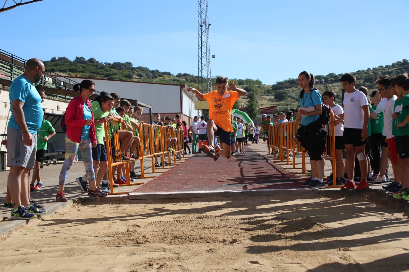 La Ciudad Deportiva 'Manuel Calzado' ha acogido, esta mañana, la celebración de la IV Convivencia Deportiva de Primaria, organizada por el Centro de Profesores y Recursos de esta ciudad con el apoyo del Ayuntamiento de Jerez, la Junta de Extremadura, la Diputación de Badajoz y la Fundación 'Alfonso Gallardo'. Más de 750 escolares de 15 colegios han disfrutado de esta experiencia deportiva con pruebas de atletismo, lanzamiento de peso, salto de altura, salto de longitud y lanzamiento de jabalina.