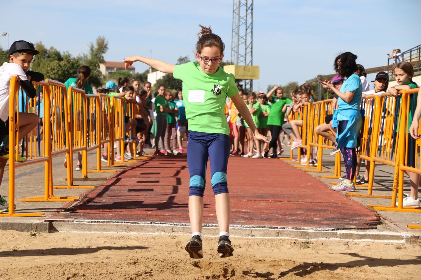 La Ciudad Deportiva 'Manuel Calzado' ha acogido, esta mañana, la celebración de la IV Convivencia Deportiva de Primaria, organizada por el Centro de Profesores y Recursos de esta ciudad con el apoyo del Ayuntamiento de Jerez, la Junta de Extremadura, la Diputación de Badajoz y la Fundación 'Alfonso Gallardo'. Más de 750 escolares de 15 colegios han disfrutado de esta experiencia deportiva con pruebas de atletismo, lanzamiento de peso, salto de altura, salto de longitud y lanzamiento de jabalina.