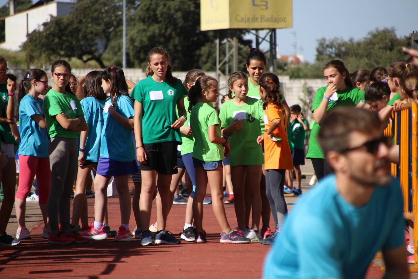 La Ciudad Deportiva 'Manuel Calzado' ha acogido, esta mañana, la celebración de la IV Convivencia Deportiva de Primaria, organizada por el Centro de Profesores y Recursos de esta ciudad con el apoyo del Ayuntamiento de Jerez, la Junta de Extremadura, la Diputación de Badajoz y la Fundación 'Alfonso Gallardo'. Más de 750 escolares de 15 colegios han disfrutado de esta experiencia deportiva con pruebas de atletismo, lanzamiento de peso, salto de altura, salto de longitud y lanzamiento de jabalina.