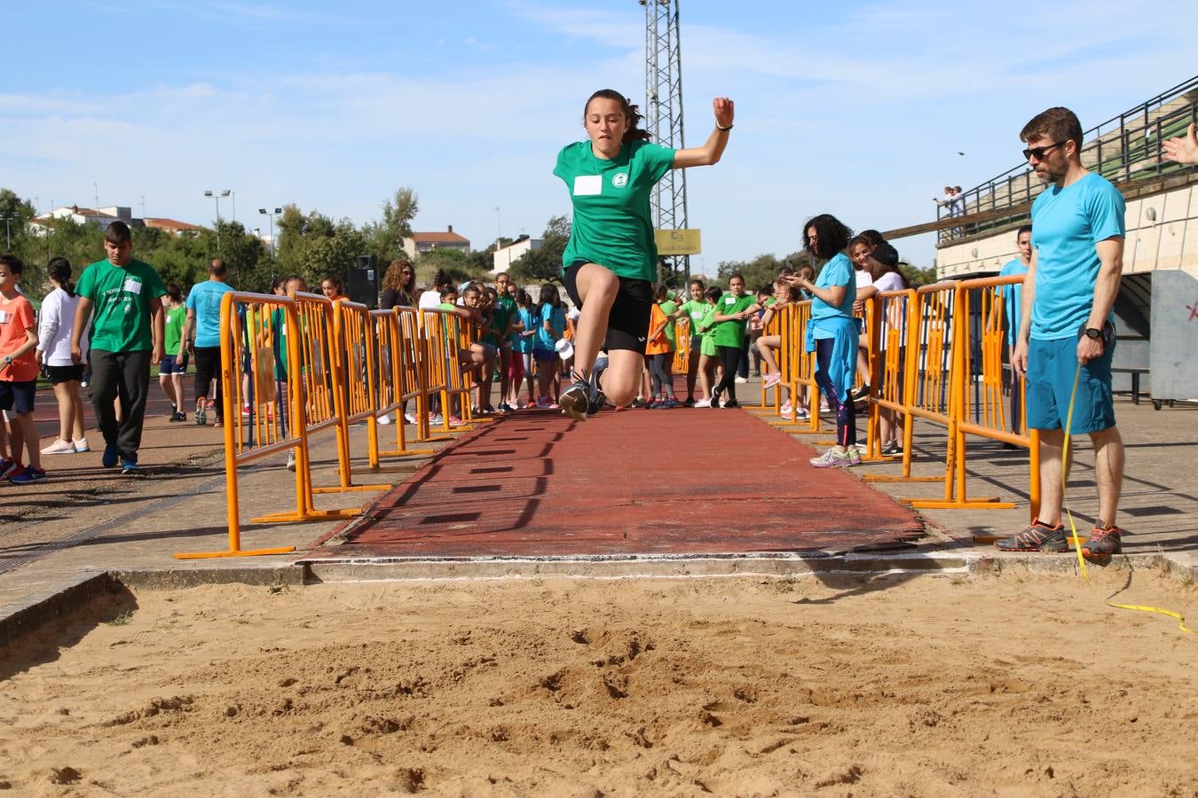 La Ciudad Deportiva 'Manuel Calzado' ha acogido, esta mañana, la celebración de la IV Convivencia Deportiva de Primaria, organizada por el Centro de Profesores y Recursos de esta ciudad con el apoyo del Ayuntamiento de Jerez, la Junta de Extremadura, la Diputación de Badajoz y la Fundación 'Alfonso Gallardo'. Más de 750 escolares de 15 colegios han disfrutado de esta experiencia deportiva con pruebas de atletismo, lanzamiento de peso, salto de altura, salto de longitud y lanzamiento de jabalina.