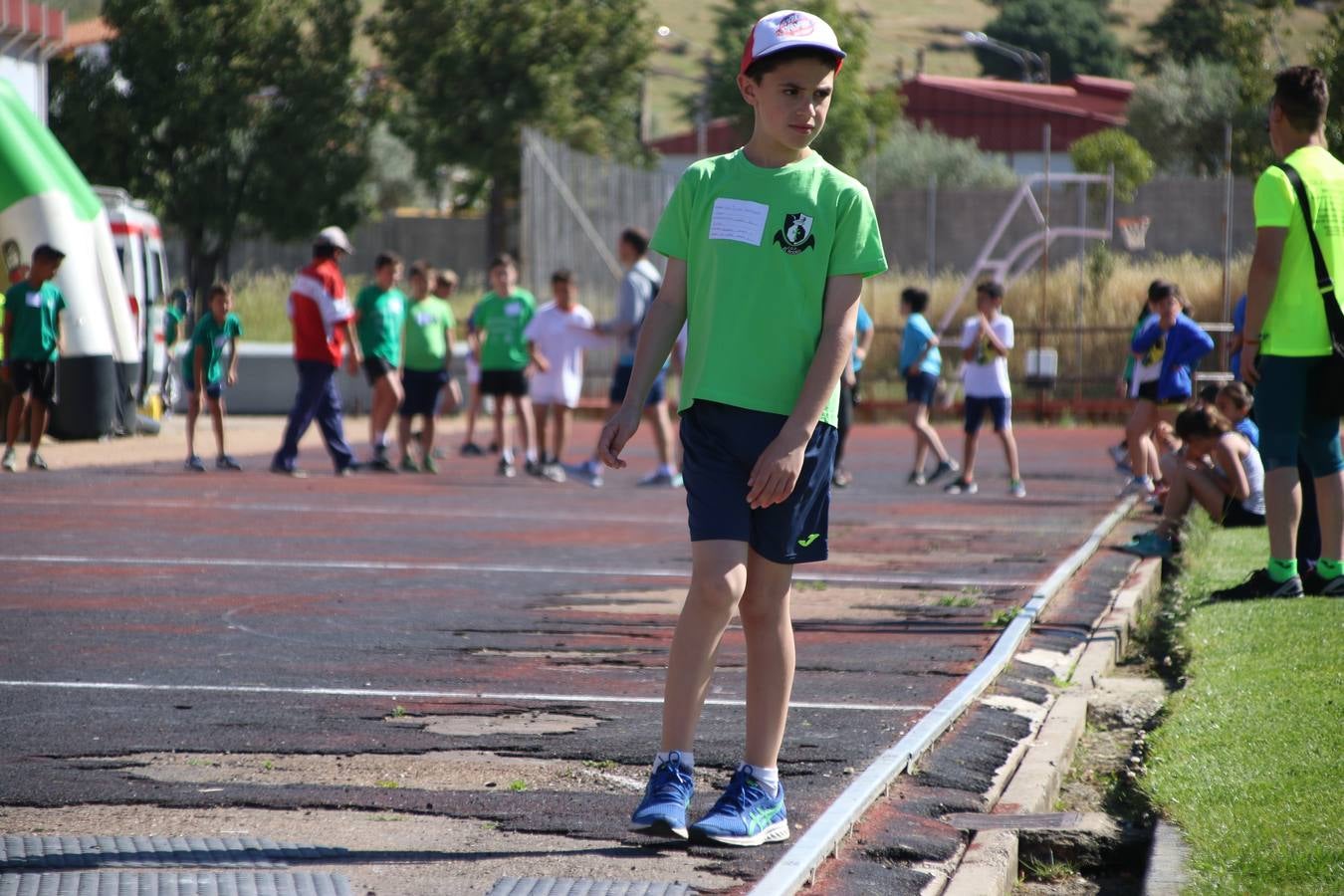La Ciudad Deportiva 'Manuel Calzado' ha acogido, esta mañana, la celebración de la IV Convivencia Deportiva de Primaria, organizada por el Centro de Profesores y Recursos de esta ciudad con el apoyo del Ayuntamiento de Jerez, la Junta de Extremadura, la Diputación de Badajoz y la Fundación 'Alfonso Gallardo'. Más de 750 escolares de 15 colegios han disfrutado de esta experiencia deportiva con pruebas de atletismo, lanzamiento de peso, salto de altura, salto de longitud y lanzamiento de jabalina.