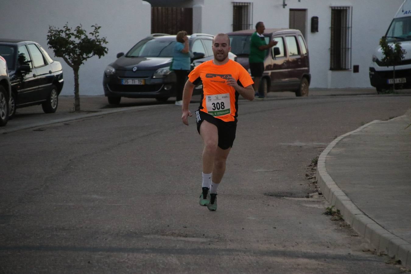La Bazana acogió, ayer, la tercera edición de la carrera popular Juan José Galván Méndez 'Juanito'. Antonio Grillo Sánchez y María Dolores Pons Díaz fueron los vencedores de la prueba absoluta. La cita consiguió recaudar 405 euros que se destinarán, nuevamente, a la Asociación 'Todos contra la Histiocitosis'.