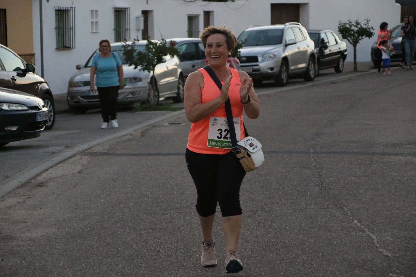 La Bazana acogió, ayer, la tercera edición de la carrera popular Juan José Galván Méndez 'Juanito'. Antonio Grillo Sánchez y María Dolores Pons Díaz fueron los vencedores de la prueba absoluta. La cita consiguió recaudar 405 euros que se destinarán, nuevamente, a la Asociación 'Todos contra la Histiocitosis'.
