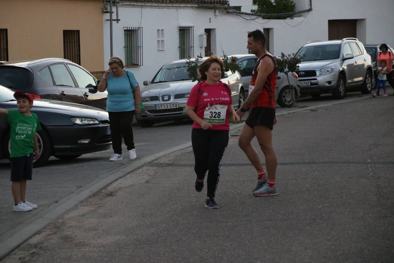 La Bazana acogió, ayer, la tercera edición de la carrera popular Juan José Galván Méndez 'Juanito'. Antonio Grillo Sánchez y María Dolores Pons Díaz fueron los vencedores de la prueba absoluta. La cita consiguió recaudar 405 euros que se destinarán, nuevamente, a la Asociación 'Todos contra la Histiocitosis'.