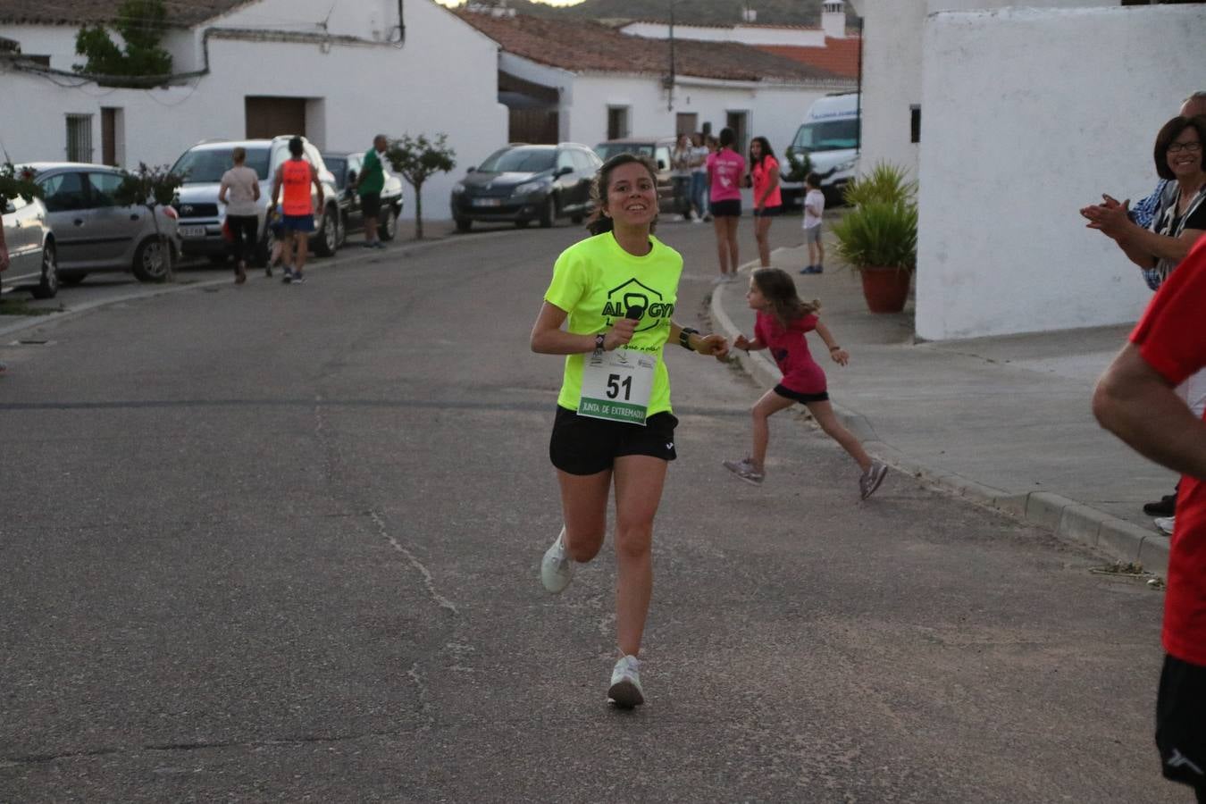 La Bazana acogió, ayer, la tercera edición de la carrera popular Juan José Galván Méndez 'Juanito'. Antonio Grillo Sánchez y María Dolores Pons Díaz fueron los vencedores de la prueba absoluta. La cita consiguió recaudar 405 euros que se destinarán, nuevamente, a la Asociación 'Todos contra la Histiocitosis'.