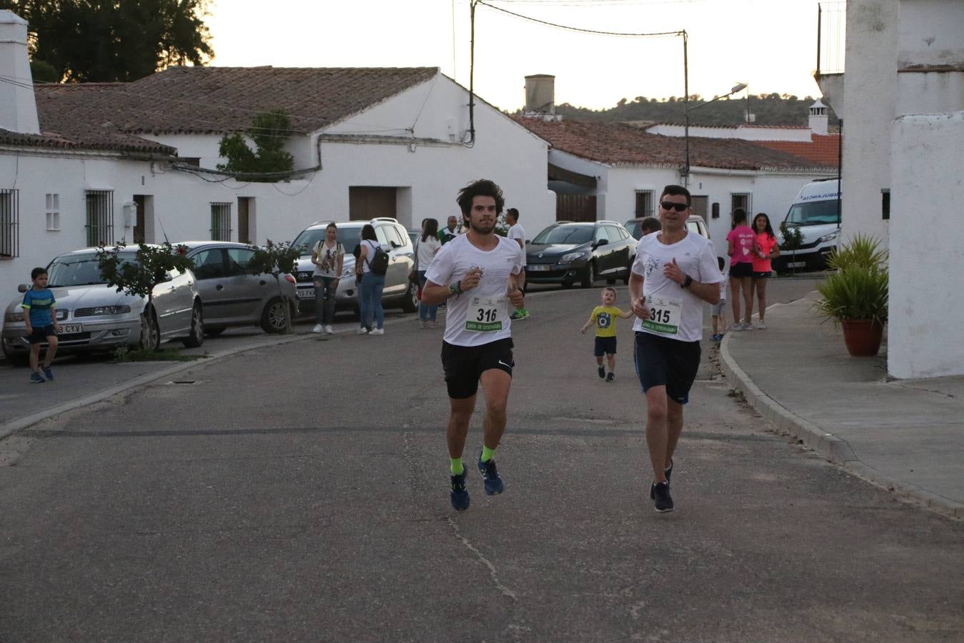 La Bazana acogió, ayer, la tercera edición de la carrera popular Juan José Galván Méndez 'Juanito'. Antonio Grillo Sánchez y María Dolores Pons Díaz fueron los vencedores de la prueba absoluta. La cita consiguió recaudar 405 euros que se destinarán, nuevamente, a la Asociación 'Todos contra la Histiocitosis'.