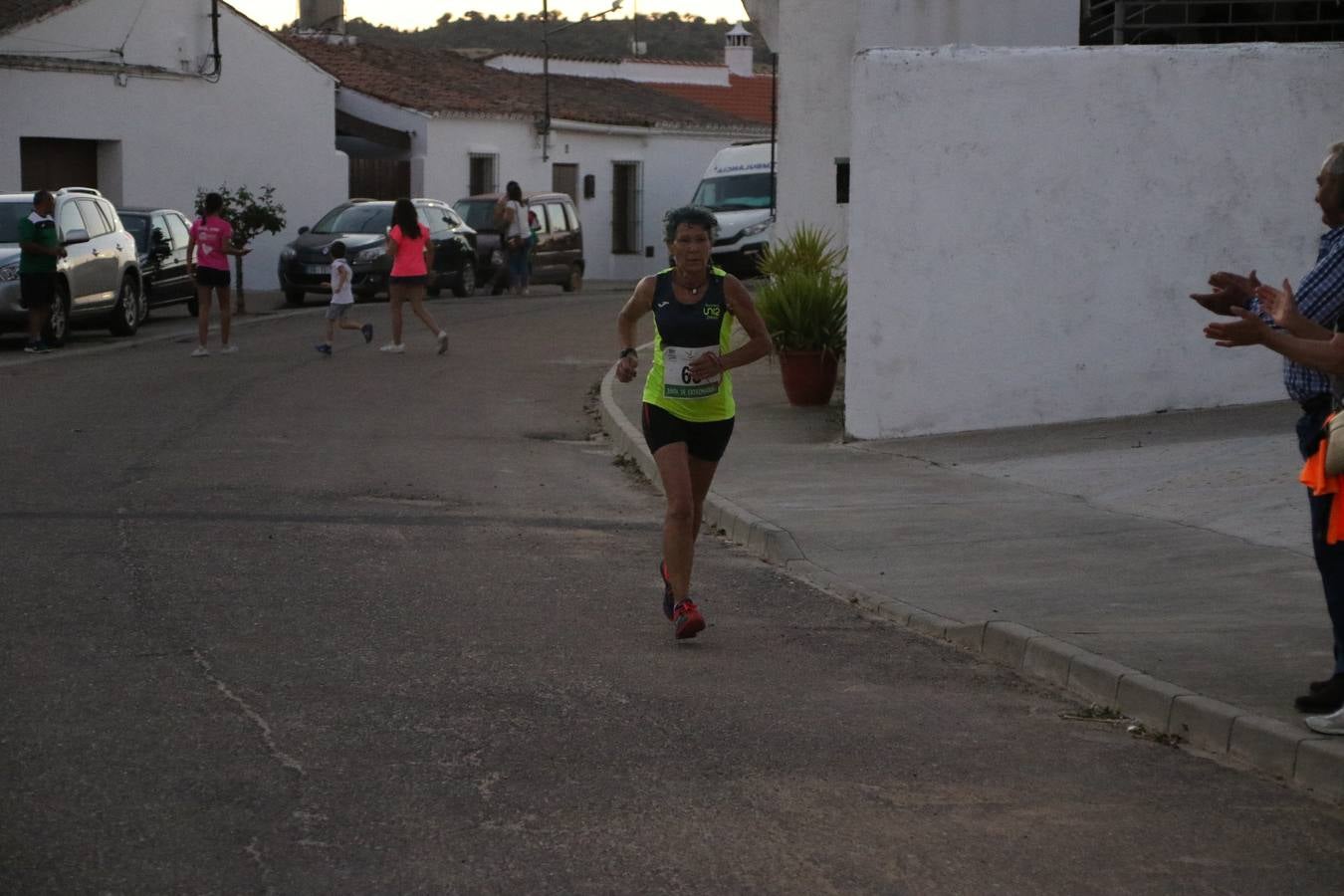 La Bazana acogió, ayer, la tercera edición de la carrera popular Juan José Galván Méndez 'Juanito'. Antonio Grillo Sánchez y María Dolores Pons Díaz fueron los vencedores de la prueba absoluta. La cita consiguió recaudar 405 euros que se destinarán, nuevamente, a la Asociación 'Todos contra la Histiocitosis'.