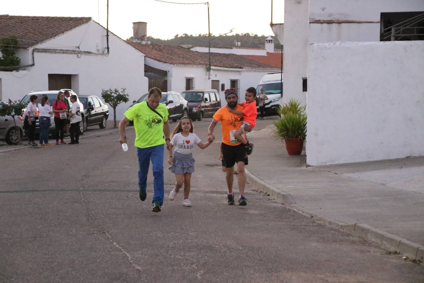 La Bazana acogió, ayer, la tercera edición de la carrera popular Juan José Galván Méndez 'Juanito'. Antonio Grillo Sánchez y María Dolores Pons Díaz fueron los vencedores de la prueba absoluta. La cita consiguió recaudar 405 euros que se destinarán, nuevamente, a la Asociación 'Todos contra la Histiocitosis'.
