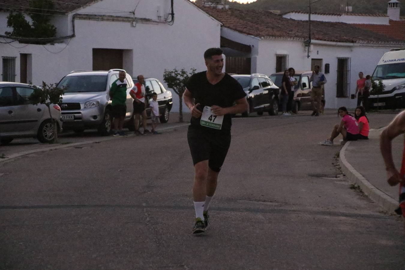 La Bazana acogió, ayer, la tercera edición de la carrera popular Juan José Galván Méndez 'Juanito'. Antonio Grillo Sánchez y María Dolores Pons Díaz fueron los vencedores de la prueba absoluta. La cita consiguió recaudar 405 euros que se destinarán, nuevamente, a la Asociación 'Todos contra la Histiocitosis'.