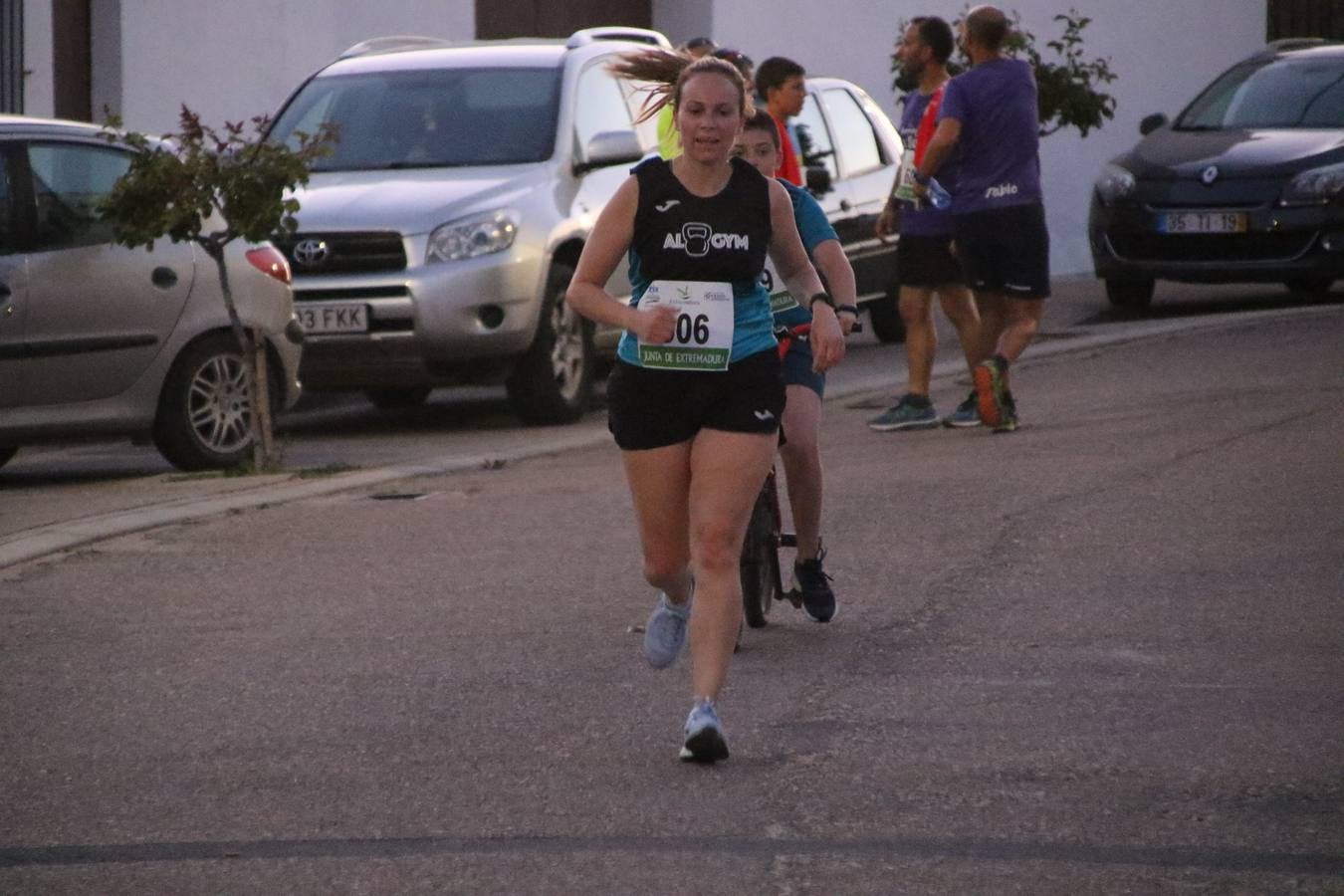 La Bazana acogió, ayer, la tercera edición de la carrera popular Juan José Galván Méndez 'Juanito'. Antonio Grillo Sánchez y María Dolores Pons Díaz fueron los vencedores de la prueba absoluta. La cita consiguió recaudar 405 euros que se destinarán, nuevamente, a la Asociación 'Todos contra la Histiocitosis'.