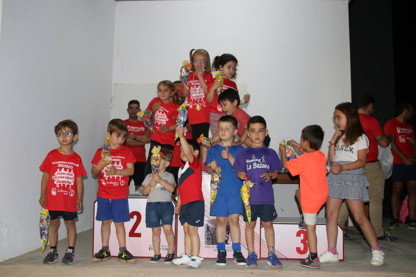 La Bazana acogió, ayer, la tercera edición de la carrera popular Juan José Galván Méndez 'Juanito'. Antonio Grillo Sánchez y María Dolores Pons Díaz fueron los vencedores de la prueba absoluta. La cita consiguió recaudar 405 euros que se destinarán, nuevamente, a la Asociación 'Todos contra la Histiocitosis'.