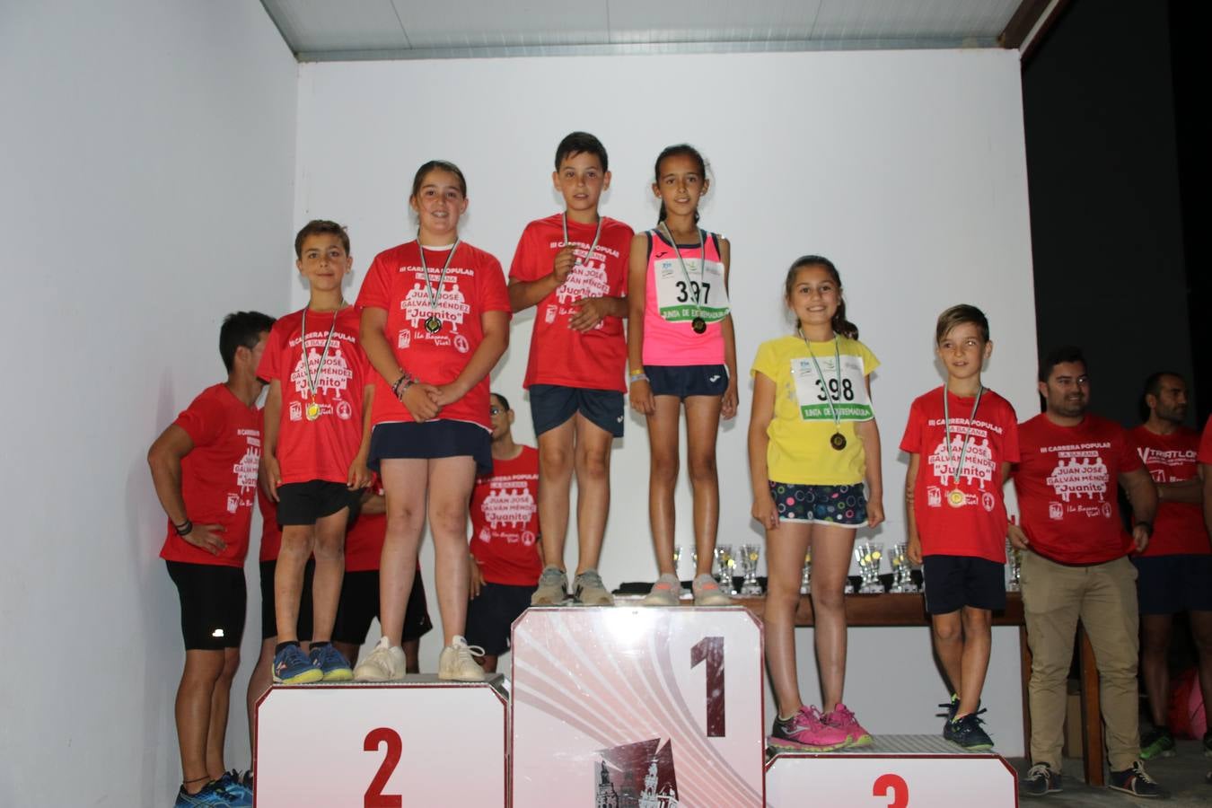 La Bazana acogió, ayer, la tercera edición de la carrera popular Juan José Galván Méndez 'Juanito'. Antonio Grillo Sánchez y María Dolores Pons Díaz fueron los vencedores de la prueba absoluta. La cita consiguió recaudar 405 euros que se destinarán, nuevamente, a la Asociación 'Todos contra la Histiocitosis'.