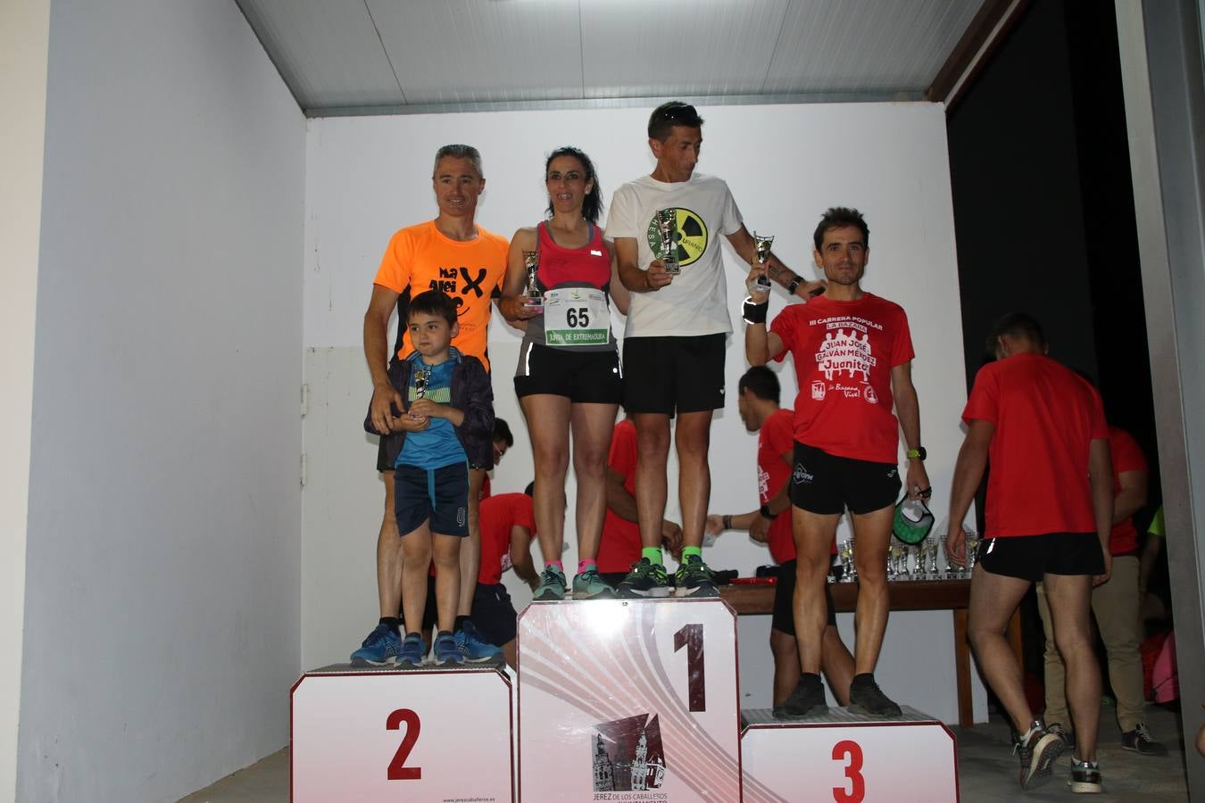 La Bazana acogió, ayer, la tercera edición de la carrera popular Juan José Galván Méndez 'Juanito'. Antonio Grillo Sánchez y María Dolores Pons Díaz fueron los vencedores de la prueba absoluta. La cita consiguió recaudar 405 euros que se destinarán, nuevamente, a la Asociación 'Todos contra la Histiocitosis'.