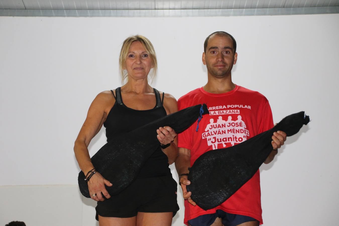 La Bazana acogió, ayer, la tercera edición de la carrera popular Juan José Galván Méndez 'Juanito'. Antonio Grillo Sánchez y María Dolores Pons Díaz fueron los vencedores de la prueba absoluta. La cita consiguió recaudar 405 euros que se destinarán, nuevamente, a la Asociación 'Todos contra la Histiocitosis'.