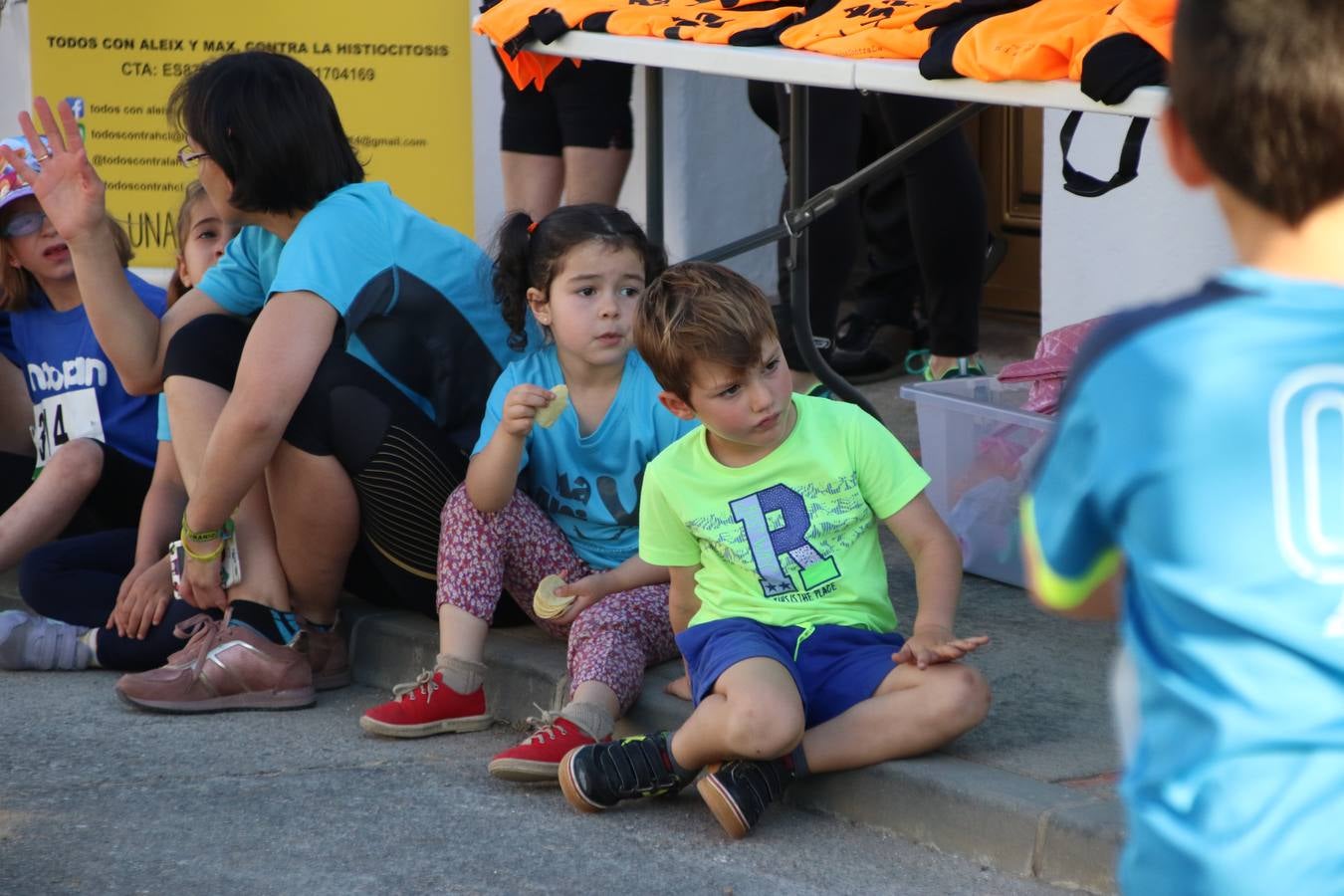 La Bazana acogió, ayer, la tercera edición de la carrera popular Juan José Galván Méndez 'Juanito'. Antonio Grillo Sánchez y María Dolores Pons Díaz fueron los vencedores de la prueba absoluta. La cita consiguió recaudar 405 euros que se destinarán, nuevamente, a la Asociación 'Todos contra la Histiocitosis'.