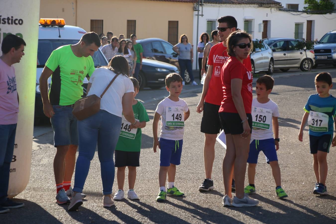 La Bazana acogió, ayer, la tercera edición de la carrera popular Juan José Galván Méndez 'Juanito'. Antonio Grillo Sánchez y María Dolores Pons Díaz fueron los vencedores de la prueba absoluta. La cita consiguió recaudar 405 euros que se destinarán, nuevamente, a la Asociación 'Todos contra la Histiocitosis'.