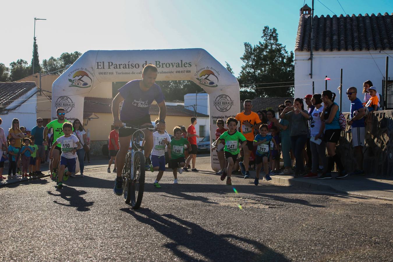 La Bazana acogió, ayer, la tercera edición de la carrera popular Juan José Galván Méndez 'Juanito'. Antonio Grillo Sánchez y María Dolores Pons Díaz fueron los vencedores de la prueba absoluta. La cita consiguió recaudar 405 euros que se destinarán, nuevamente, a la Asociación 'Todos contra la Histiocitosis'.