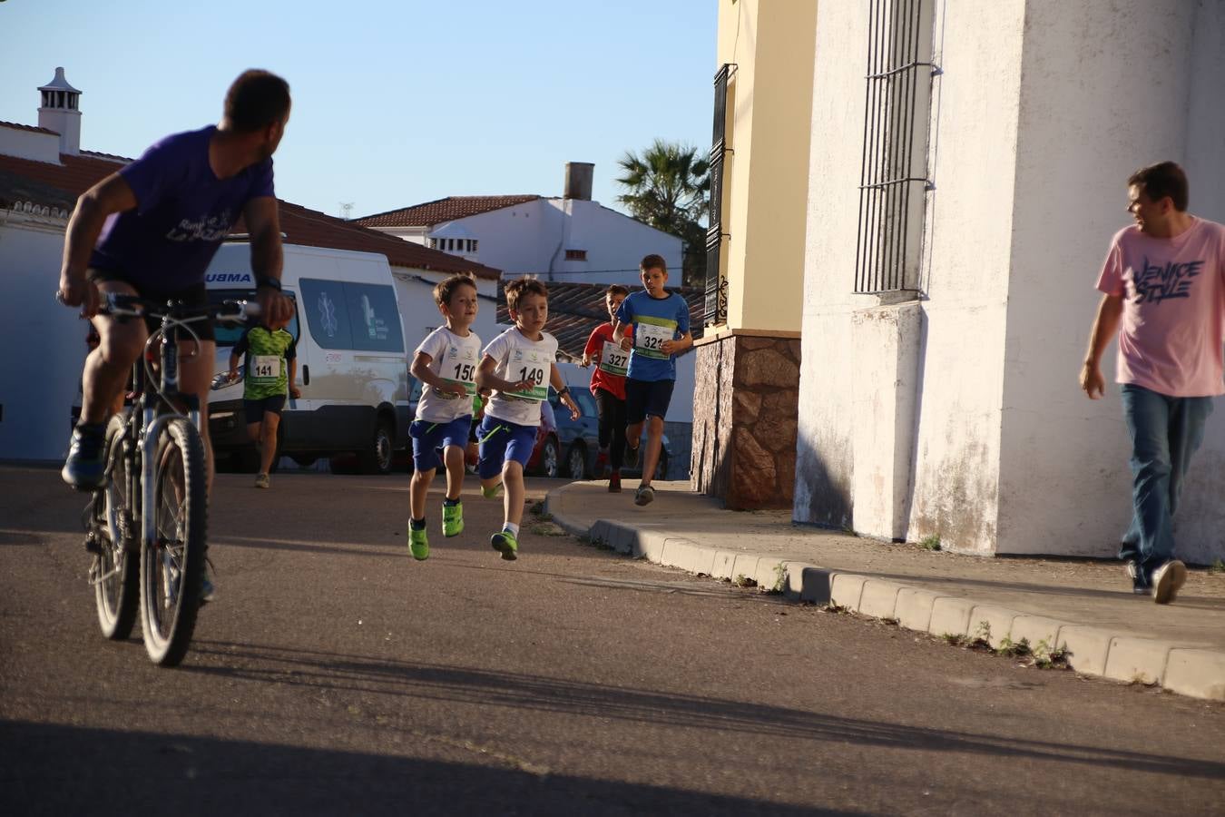La Bazana acogió, ayer, la tercera edición de la carrera popular Juan José Galván Méndez 'Juanito'. Antonio Grillo Sánchez y María Dolores Pons Díaz fueron los vencedores de la prueba absoluta. La cita consiguió recaudar 405 euros que se destinarán, nuevamente, a la Asociación 'Todos contra la Histiocitosis'.