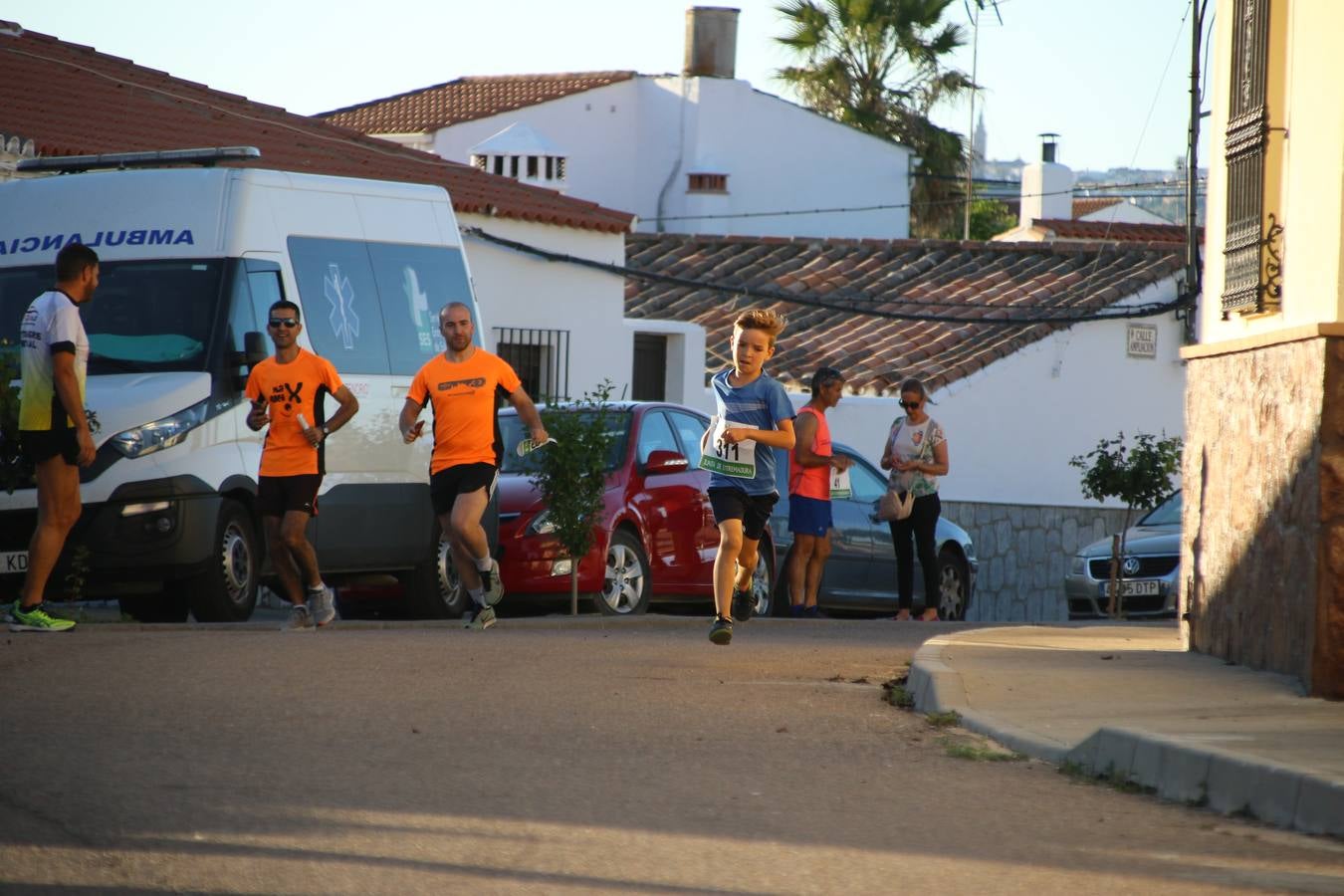 La Bazana acogió, ayer, la tercera edición de la carrera popular Juan José Galván Méndez 'Juanito'. Antonio Grillo Sánchez y María Dolores Pons Díaz fueron los vencedores de la prueba absoluta. La cita consiguió recaudar 405 euros que se destinarán, nuevamente, a la Asociación 'Todos contra la Histiocitosis'.