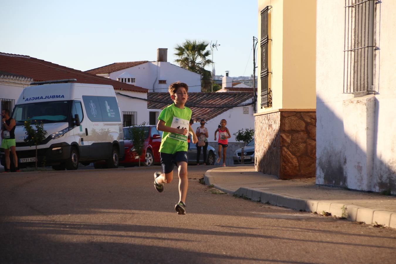 La Bazana acogió, ayer, la tercera edición de la carrera popular Juan José Galván Méndez 'Juanito'. Antonio Grillo Sánchez y María Dolores Pons Díaz fueron los vencedores de la prueba absoluta. La cita consiguió recaudar 405 euros que se destinarán, nuevamente, a la Asociación 'Todos contra la Histiocitosis'.