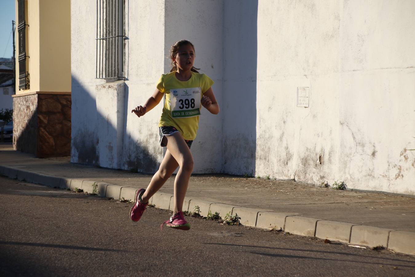 La Bazana acogió, ayer, la tercera edición de la carrera popular Juan José Galván Méndez 'Juanito'. Antonio Grillo Sánchez y María Dolores Pons Díaz fueron los vencedores de la prueba absoluta. La cita consiguió recaudar 405 euros que se destinarán, nuevamente, a la Asociación 'Todos contra la Histiocitosis'.