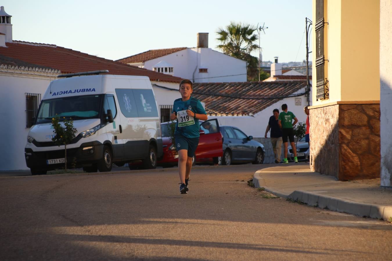 La Bazana acogió, ayer, la tercera edición de la carrera popular Juan José Galván Méndez 'Juanito'. Antonio Grillo Sánchez y María Dolores Pons Díaz fueron los vencedores de la prueba absoluta. La cita consiguió recaudar 405 euros que se destinarán, nuevamente, a la Asociación 'Todos contra la Histiocitosis'.