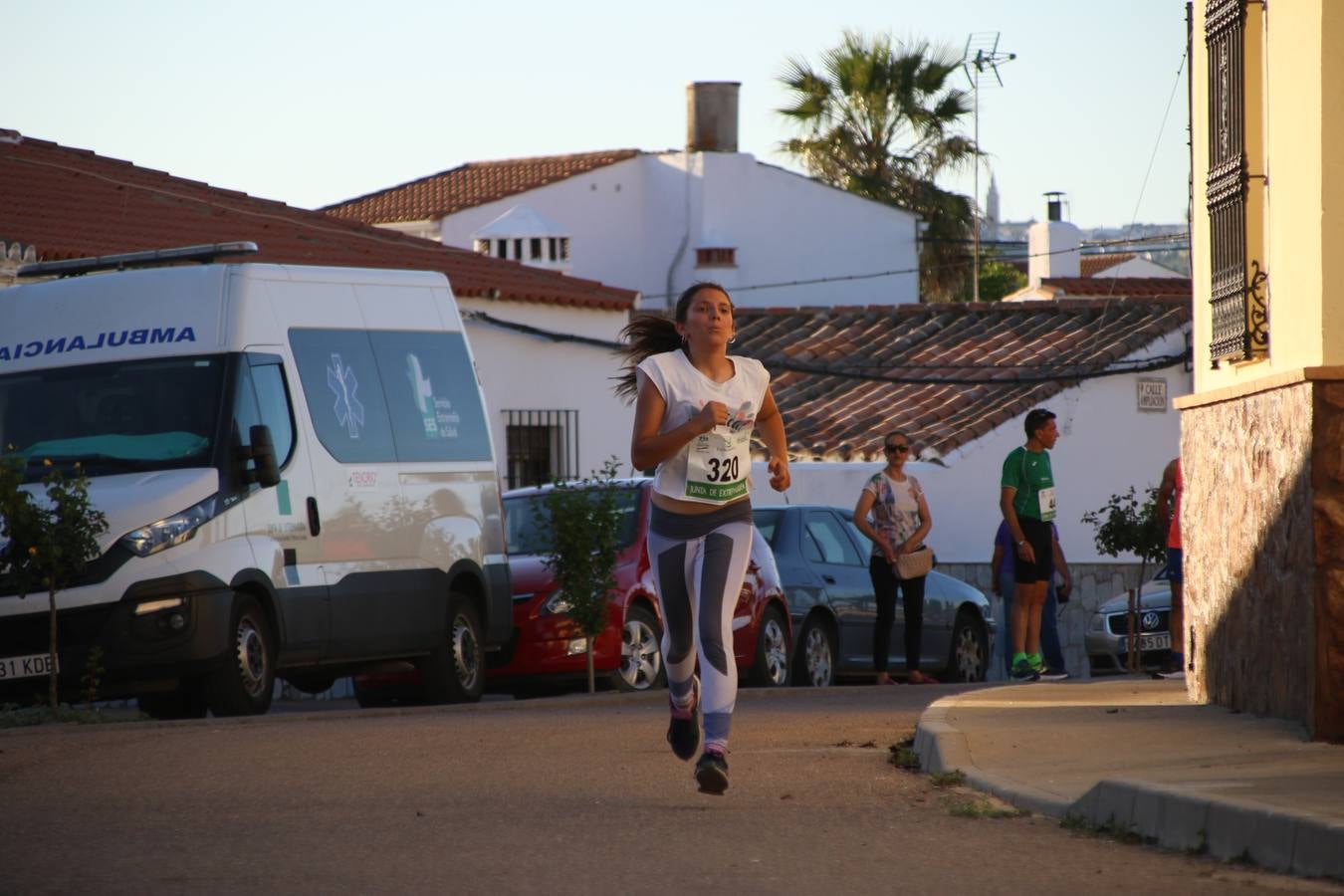 La Bazana acogió, ayer, la tercera edición de la carrera popular Juan José Galván Méndez 'Juanito'. Antonio Grillo Sánchez y María Dolores Pons Díaz fueron los vencedores de la prueba absoluta. La cita consiguió recaudar 405 euros que se destinarán, nuevamente, a la Asociación 'Todos contra la Histiocitosis'.