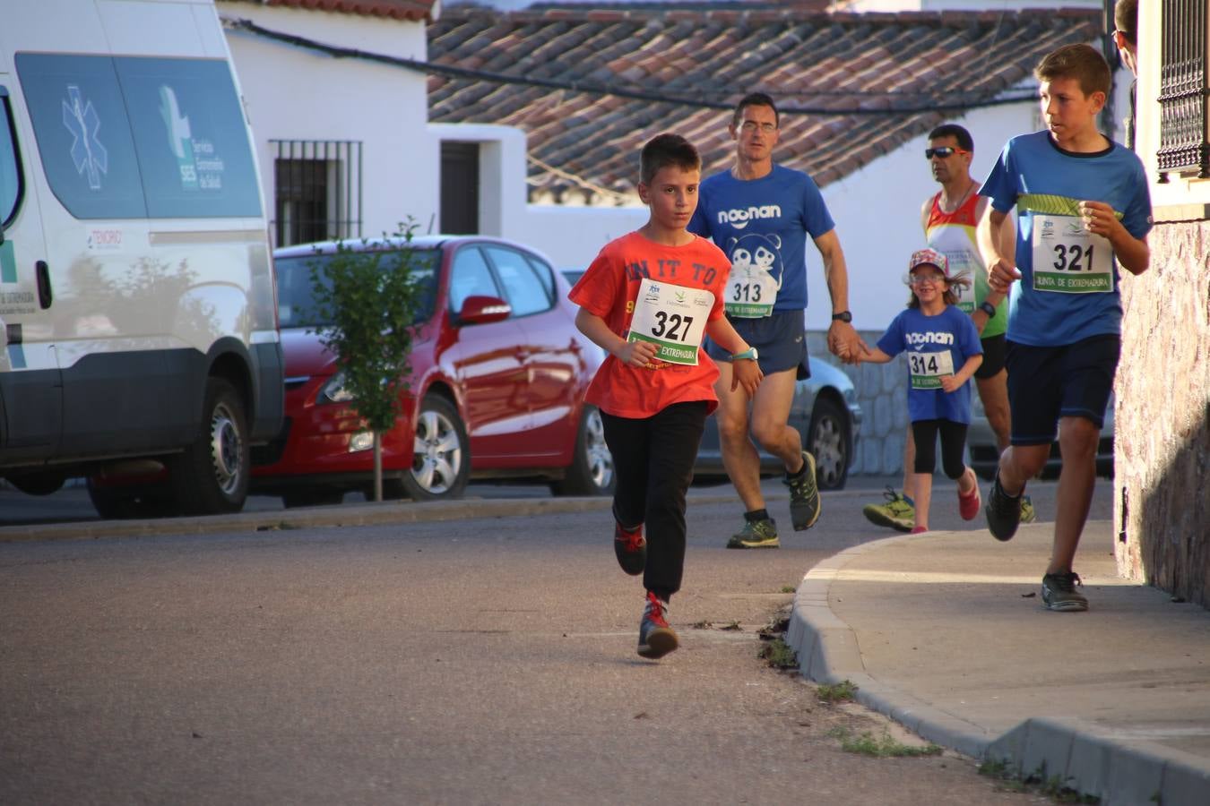 La Bazana acogió, ayer, la tercera edición de la carrera popular Juan José Galván Méndez 'Juanito'. Antonio Grillo Sánchez y María Dolores Pons Díaz fueron los vencedores de la prueba absoluta. La cita consiguió recaudar 405 euros que se destinarán, nuevamente, a la Asociación 'Todos contra la Histiocitosis'.