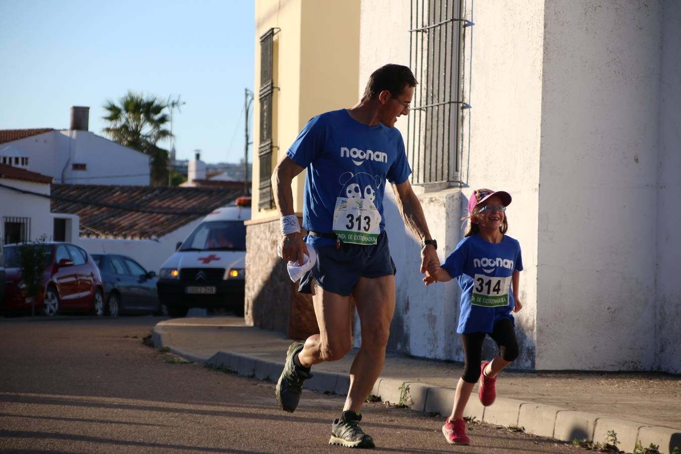 La Bazana acogió, ayer, la tercera edición de la carrera popular Juan José Galván Méndez 'Juanito'. Antonio Grillo Sánchez y María Dolores Pons Díaz fueron los vencedores de la prueba absoluta. La cita consiguió recaudar 405 euros que se destinarán, nuevamente, a la Asociación 'Todos contra la Histiocitosis'.