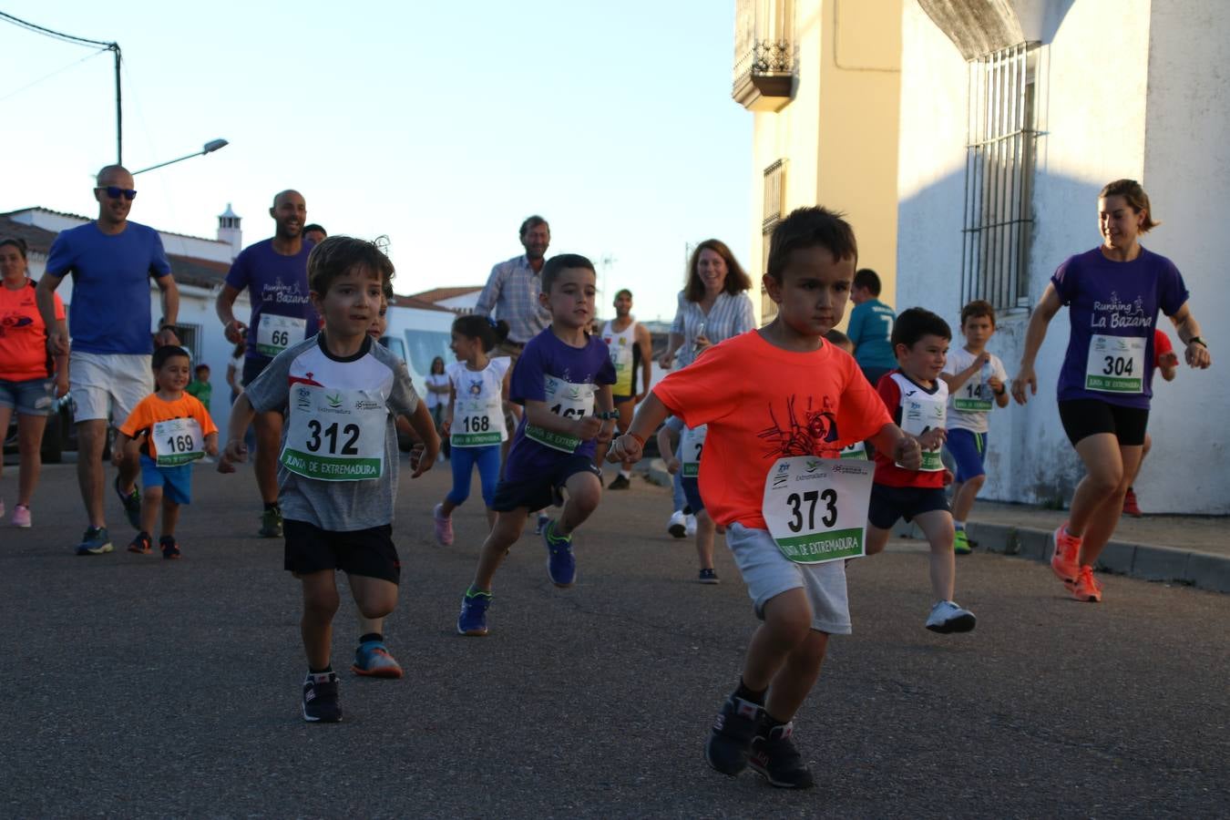 La Bazana acogió, ayer, la tercera edición de la carrera popular Juan José Galván Méndez 'Juanito'. Antonio Grillo Sánchez y María Dolores Pons Díaz fueron los vencedores de la prueba absoluta. La cita consiguió recaudar 405 euros que se destinarán, nuevamente, a la Asociación 'Todos contra la Histiocitosis'.