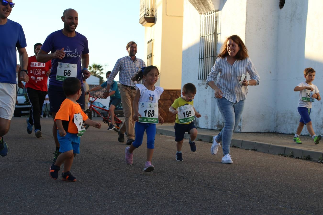 La Bazana acogió, ayer, la tercera edición de la carrera popular Juan José Galván Méndez 'Juanito'. Antonio Grillo Sánchez y María Dolores Pons Díaz fueron los vencedores de la prueba absoluta. La cita consiguió recaudar 405 euros que se destinarán, nuevamente, a la Asociación 'Todos contra la Histiocitosis'.