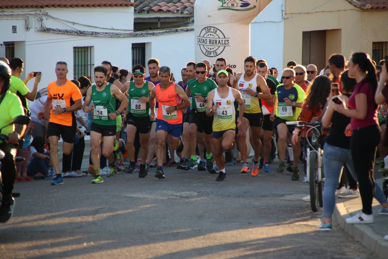 La Bazana acogió, ayer, la tercera edición de la carrera popular Juan José Galván Méndez 'Juanito'. Antonio Grillo Sánchez y María Dolores Pons Díaz fueron los vencedores de la prueba absoluta. La cita consiguió recaudar 405 euros que se destinarán, nuevamente, a la Asociación 'Todos contra la Histiocitosis'.