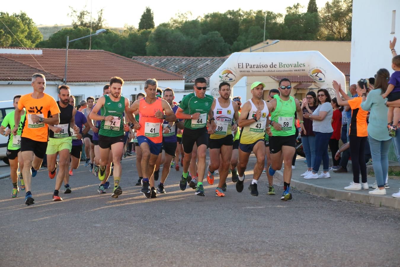 La Bazana acogió, ayer, la tercera edición de la carrera popular Juan José Galván Méndez 'Juanito'. Antonio Grillo Sánchez y María Dolores Pons Díaz fueron los vencedores de la prueba absoluta. La cita consiguió recaudar 405 euros que se destinarán, nuevamente, a la Asociación 'Todos contra la Histiocitosis'.