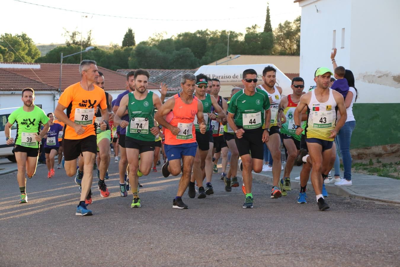 La Bazana acogió, ayer, la tercera edición de la carrera popular Juan José Galván Méndez 'Juanito'. Antonio Grillo Sánchez y María Dolores Pons Díaz fueron los vencedores de la prueba absoluta. La cita consiguió recaudar 405 euros que se destinarán, nuevamente, a la Asociación 'Todos contra la Histiocitosis'.