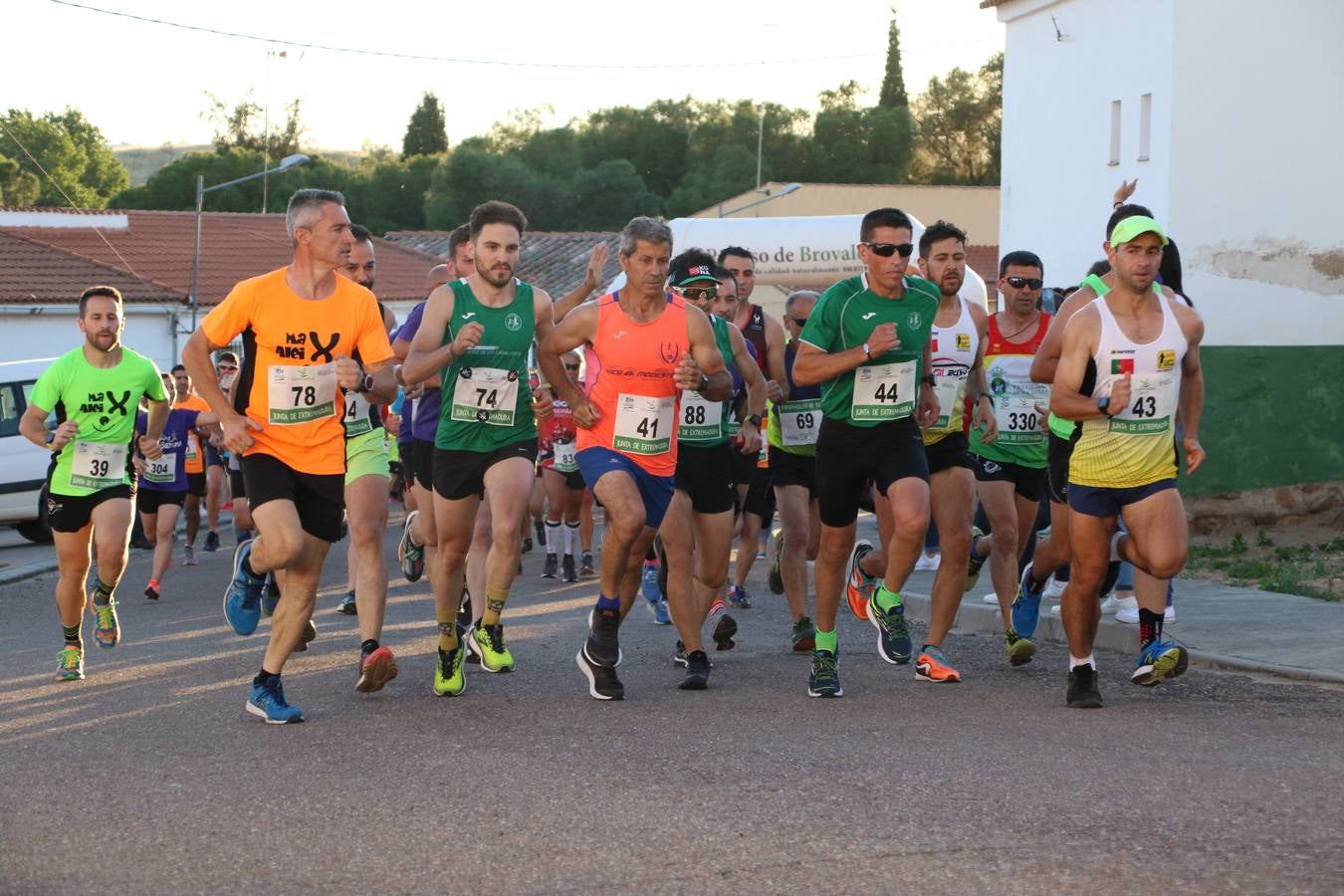 La Bazana acogió, ayer, la tercera edición de la carrera popular Juan José Galván Méndez 'Juanito'. Antonio Grillo Sánchez y María Dolores Pons Díaz fueron los vencedores de la prueba absoluta. La cita consiguió recaudar 405 euros que se destinarán, nuevamente, a la Asociación 'Todos contra la Histiocitosis'.