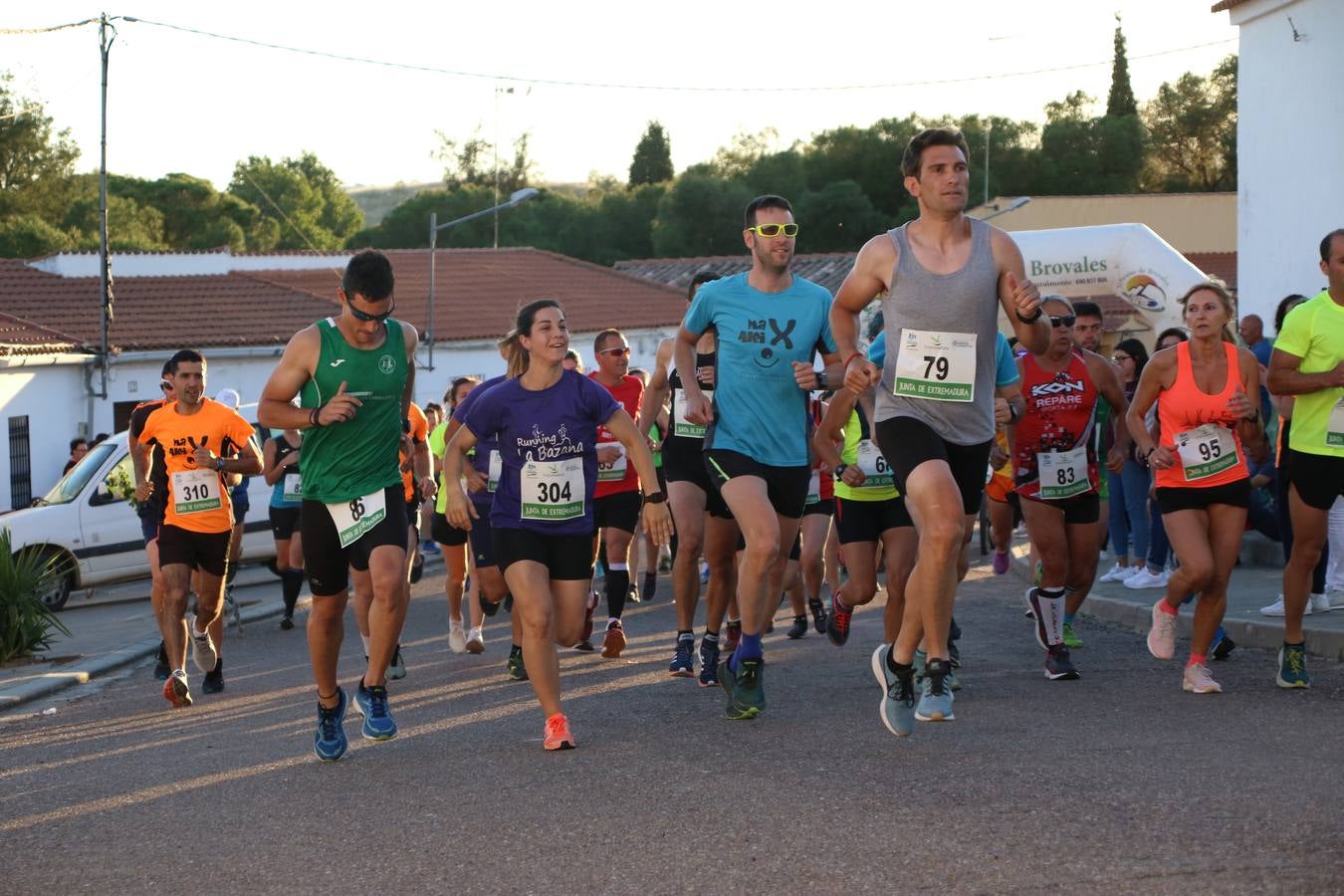 La Bazana acogió, ayer, la tercera edición de la carrera popular Juan José Galván Méndez 'Juanito'. Antonio Grillo Sánchez y María Dolores Pons Díaz fueron los vencedores de la prueba absoluta. La cita consiguió recaudar 405 euros que se destinarán, nuevamente, a la Asociación 'Todos contra la Histiocitosis'.