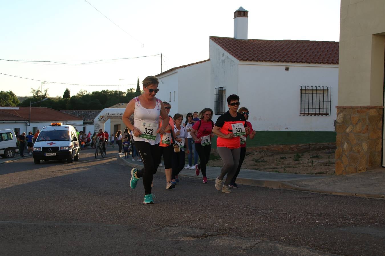 La Bazana acogió, ayer, la tercera edición de la carrera popular Juan José Galván Méndez 'Juanito'. Antonio Grillo Sánchez y María Dolores Pons Díaz fueron los vencedores de la prueba absoluta. La cita consiguió recaudar 405 euros que se destinarán, nuevamente, a la Asociación 'Todos contra la Histiocitosis'.