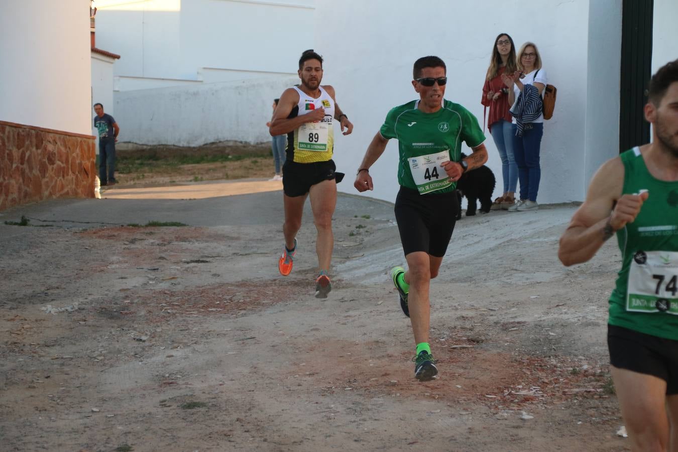 La Bazana acogió, ayer, la tercera edición de la carrera popular Juan José Galván Méndez 'Juanito'. Antonio Grillo Sánchez y María Dolores Pons Díaz fueron los vencedores de la prueba absoluta. La cita consiguió recaudar 405 euros que se destinarán, nuevamente, a la Asociación 'Todos contra la Histiocitosis'.