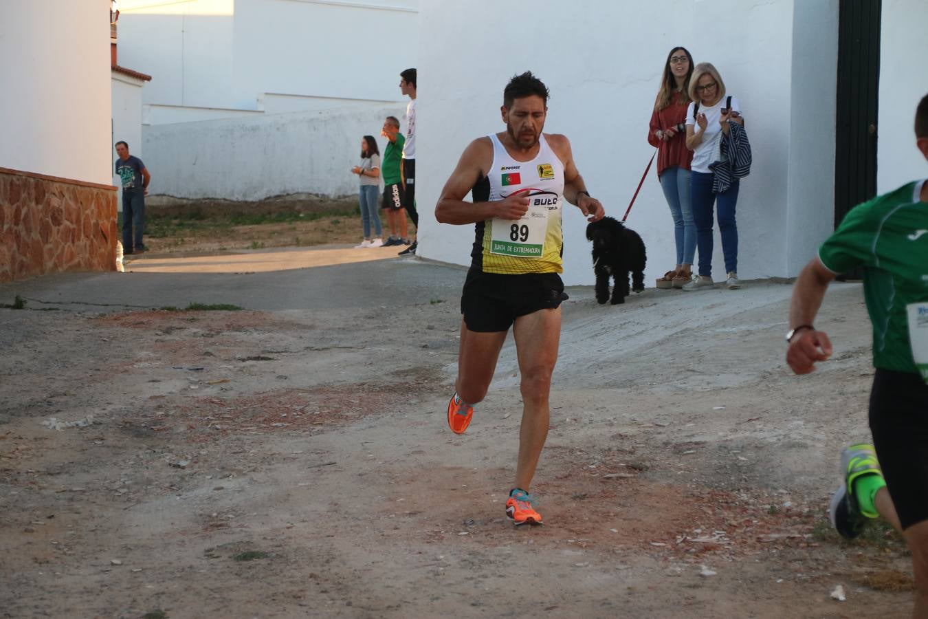 La Bazana acogió, ayer, la tercera edición de la carrera popular Juan José Galván Méndez 'Juanito'. Antonio Grillo Sánchez y María Dolores Pons Díaz fueron los vencedores de la prueba absoluta. La cita consiguió recaudar 405 euros que se destinarán, nuevamente, a la Asociación 'Todos contra la Histiocitosis'.