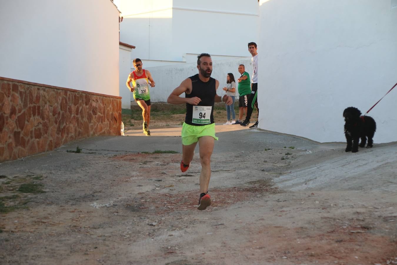 La Bazana acogió, ayer, la tercera edición de la carrera popular Juan José Galván Méndez 'Juanito'. Antonio Grillo Sánchez y María Dolores Pons Díaz fueron los vencedores de la prueba absoluta. La cita consiguió recaudar 405 euros que se destinarán, nuevamente, a la Asociación 'Todos contra la Histiocitosis'.
