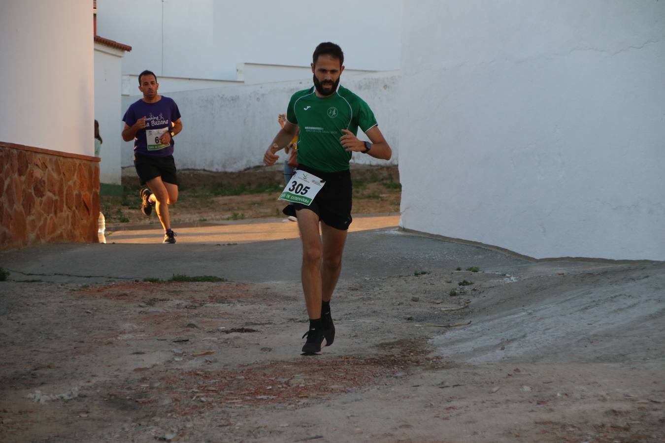 La Bazana acogió, ayer, la tercera edición de la carrera popular Juan José Galván Méndez 'Juanito'. Antonio Grillo Sánchez y María Dolores Pons Díaz fueron los vencedores de la prueba absoluta. La cita consiguió recaudar 405 euros que se destinarán, nuevamente, a la Asociación 'Todos contra la Histiocitosis'.
