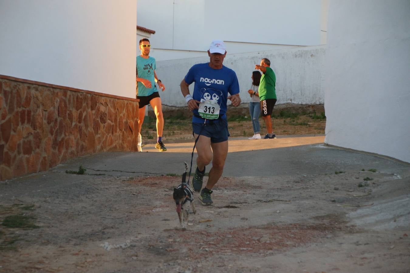 La Bazana acogió, ayer, la tercera edición de la carrera popular Juan José Galván Méndez 'Juanito'. Antonio Grillo Sánchez y María Dolores Pons Díaz fueron los vencedores de la prueba absoluta. La cita consiguió recaudar 405 euros que se destinarán, nuevamente, a la Asociación 'Todos contra la Histiocitosis'.