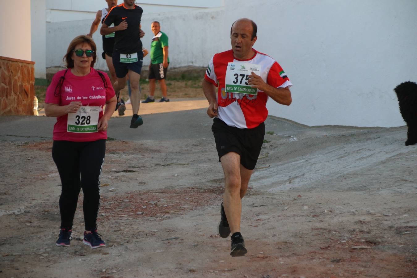 La Bazana acogió, ayer, la tercera edición de la carrera popular Juan José Galván Méndez 'Juanito'. Antonio Grillo Sánchez y María Dolores Pons Díaz fueron los vencedores de la prueba absoluta. La cita consiguió recaudar 405 euros que se destinarán, nuevamente, a la Asociación 'Todos contra la Histiocitosis'.