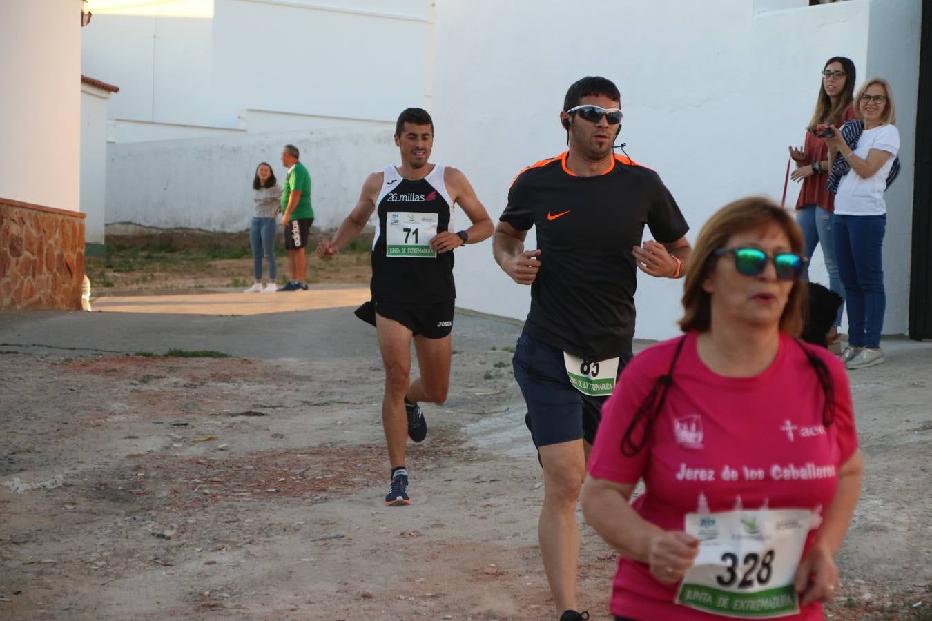 La Bazana acogió, ayer, la tercera edición de la carrera popular Juan José Galván Méndez 'Juanito'. Antonio Grillo Sánchez y María Dolores Pons Díaz fueron los vencedores de la prueba absoluta. La cita consiguió recaudar 405 euros que se destinarán, nuevamente, a la Asociación 'Todos contra la Histiocitosis'.